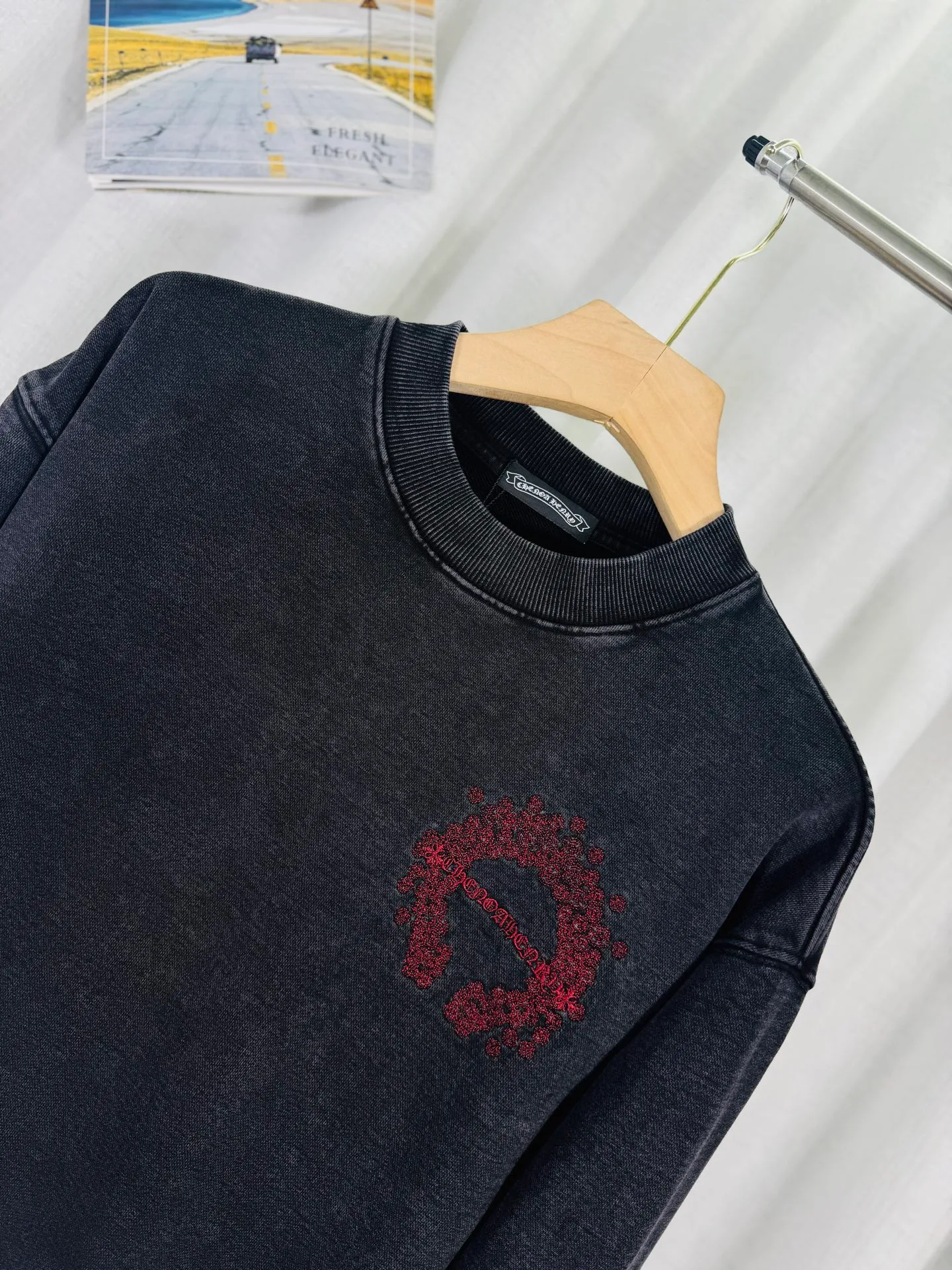 P270 top version, real shot without P, ​​different from market currency) 𝗖𝗵𝗿𝗼𝗺𝗲 𝗛𝗲𝗮𝗿𝘁𝘀/Cro Heart 2025 washed patch embroidery autumn and winter new original single counter American laser burnt 3D three-dimensional color embroidered couple casual sweatshirt 👑The highest version! Customized fabric 430g tripe terry fabric! American acid-washed and distressed original fabric laser burnt ✟appliqué embroidery and exquisite embroidery of letters! The best-selling model in the counter, very comfortable to wear. Accessories: original molded and authenticated collar label➕100% silk wash label. Genuine purchase-grade original hangtag➕matching hanging rope➕3D hanging beads➕original packaging bag. Craftsmanship: The original version has consistent wiring! The highest version of the armhole matching technique! Color: Gray Black Size: S M L XL Style No.: 9301